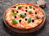 Рецепта Пица с домашно тесто, доматен сос, моцарела, салам, домати и маслини на плоча